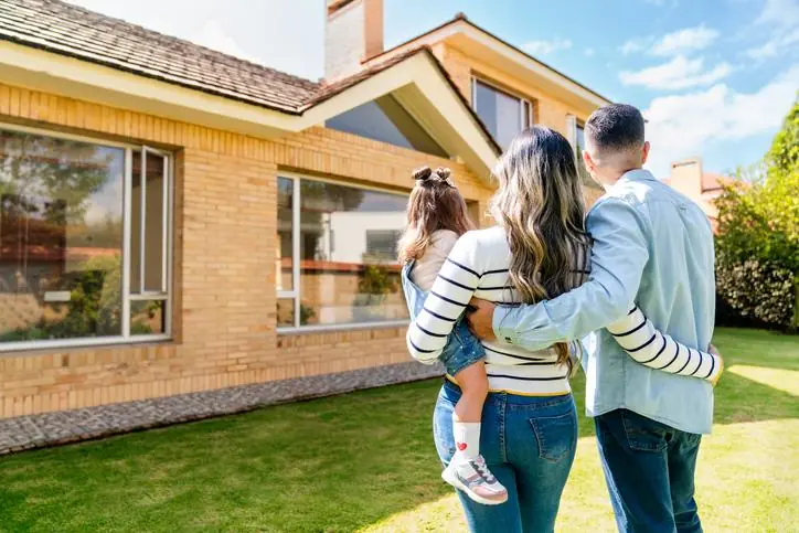 ¿Cuál opción se ajusta mejor a tu estilo de vida y presupuesto? Personas pensando en opciones de vivienda