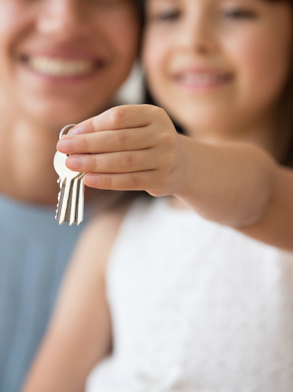 Familia disfrutando de su nueva casa