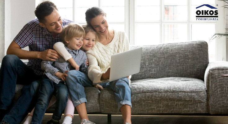 Familia disfrutando de su nueva casa