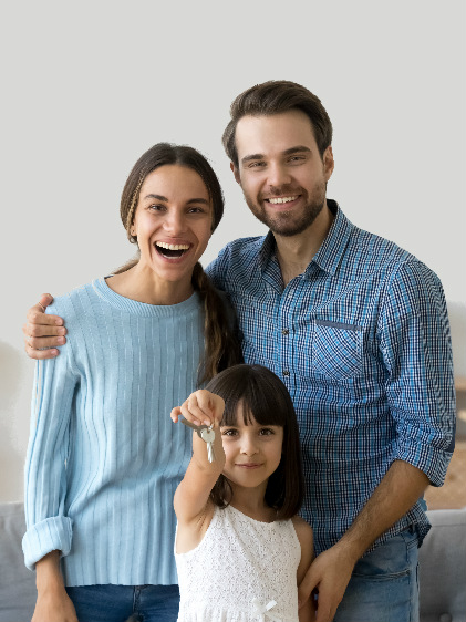 Familia eligiendo vivienda nueva