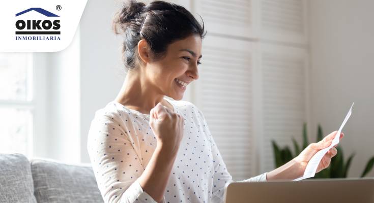 mujer pagando sus servicios públicos por internet