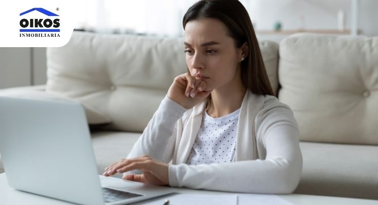 mujer haciendo el trámite del avalúo catastral en línea