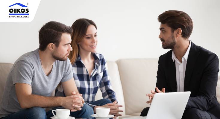 pareja recurriendo a servicios inmobiliarios