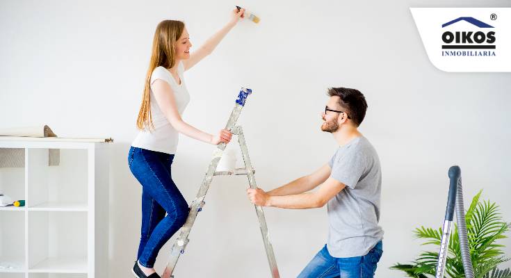 Pareja decorando su apartamento